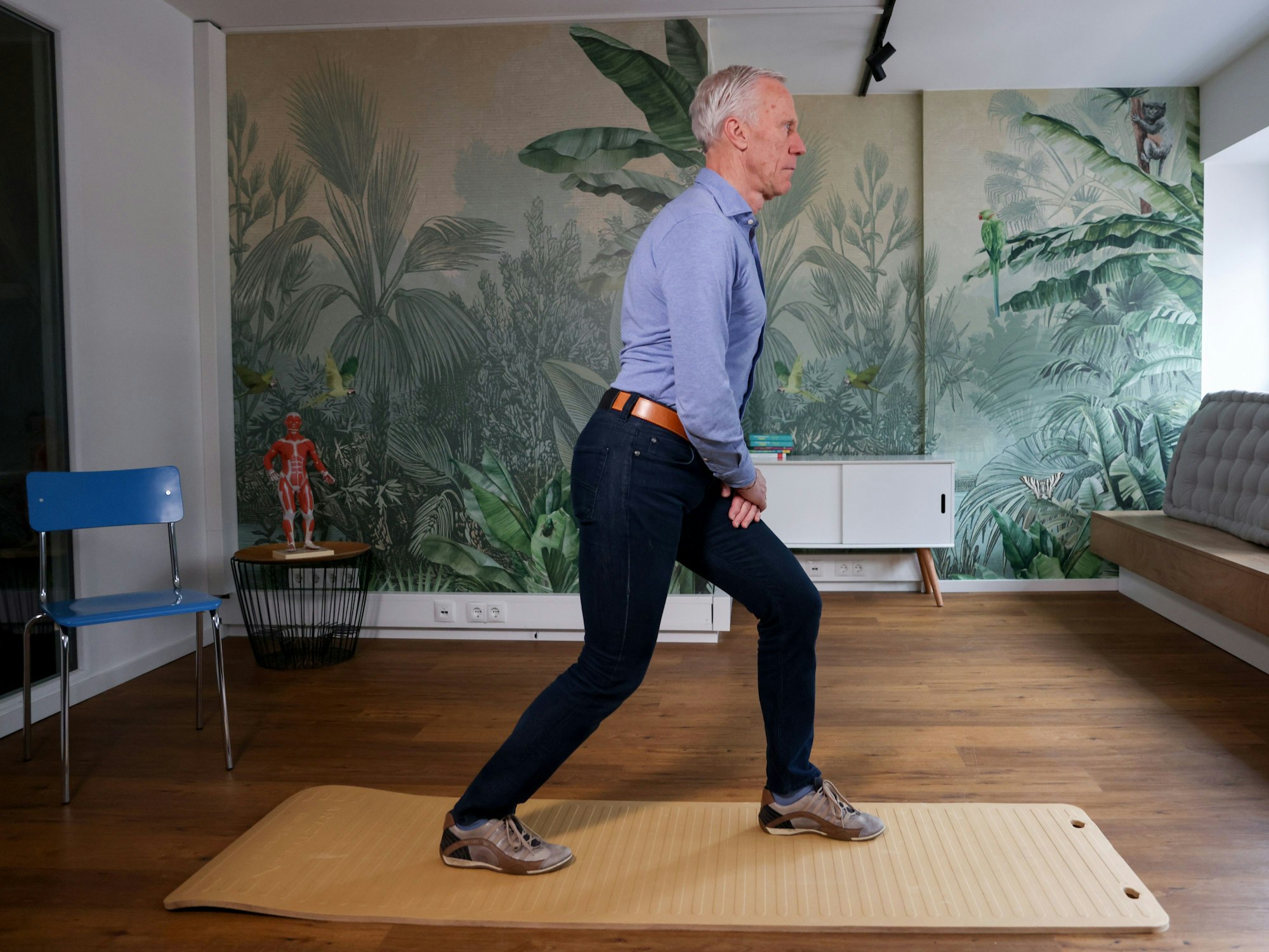 Ingo Froböse zeigt die Übung Achillessehne und Wade dehnen.