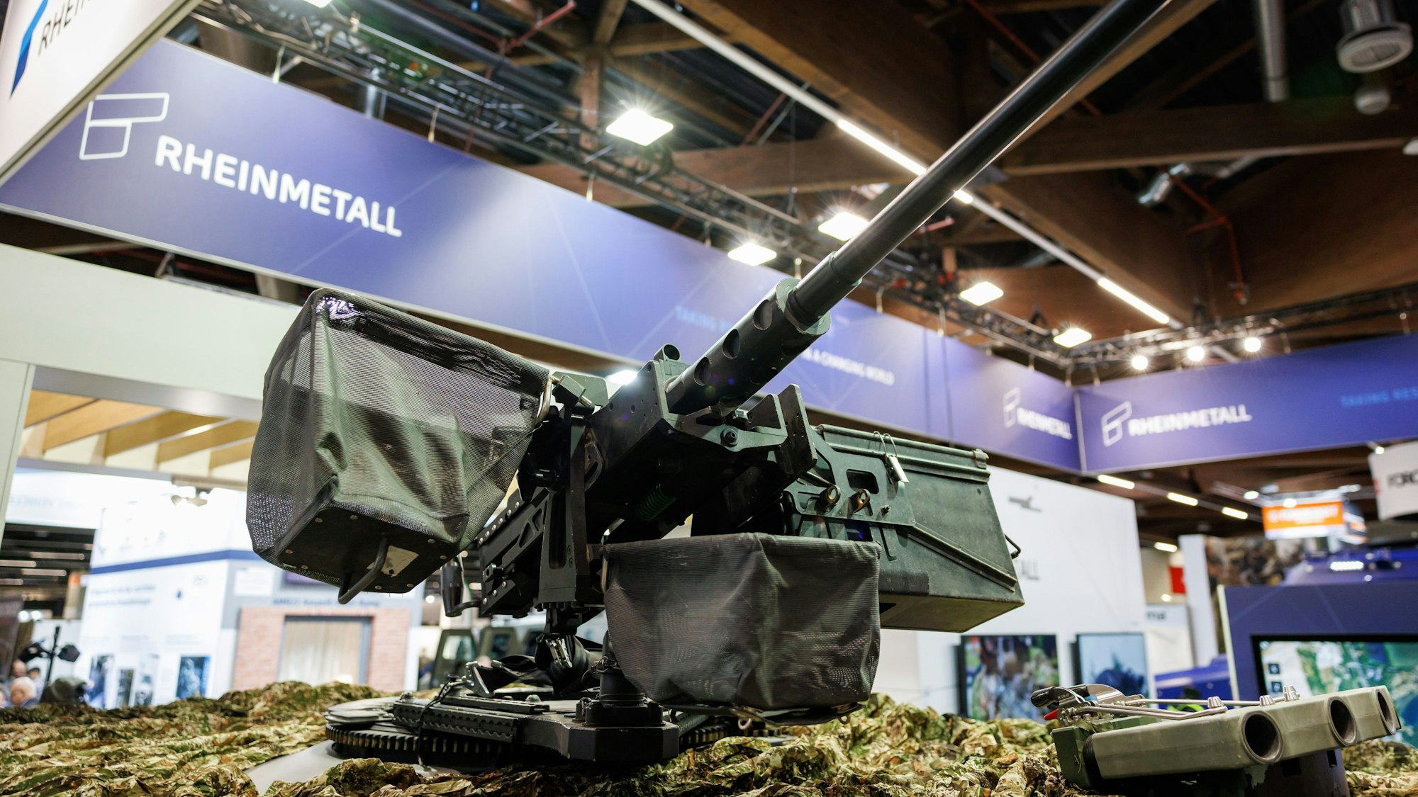 Ein schweres Geschoss ist auf dem Dach des Luftlandefahrzeugs Caracal bei der Fachmesse für Sicherheitstechnologie Enforce Tac am Stand der Firma Rheinmetall ausgestellt.