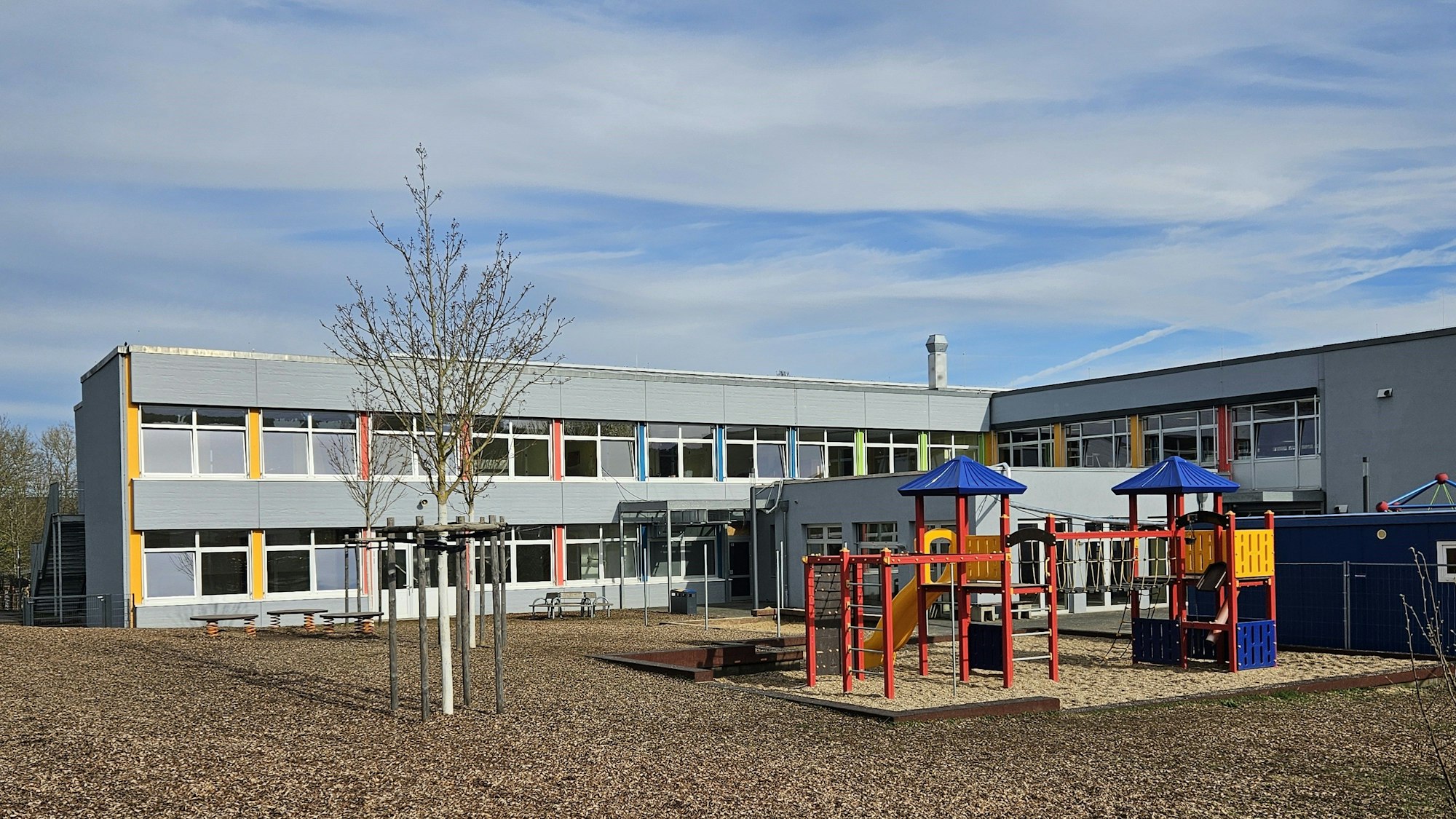 Blick auf den Gebäudetrakt der Schule in Richtung Eisenauerstraße.