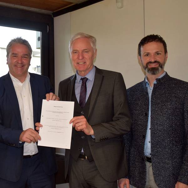 Nico Heinrich im Dezember 2022 bei der Unterzeichnung eines Vertrages mit der e-regio im Alfterer Rathaus