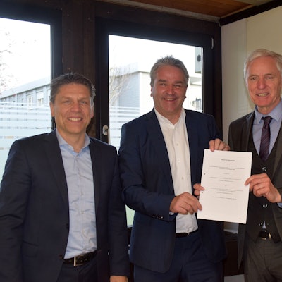 Nico Heinrich im Dezember 2022 bei der Unterzeichnung eines Vertrages mit der e-regio im Alfterer Rathaus