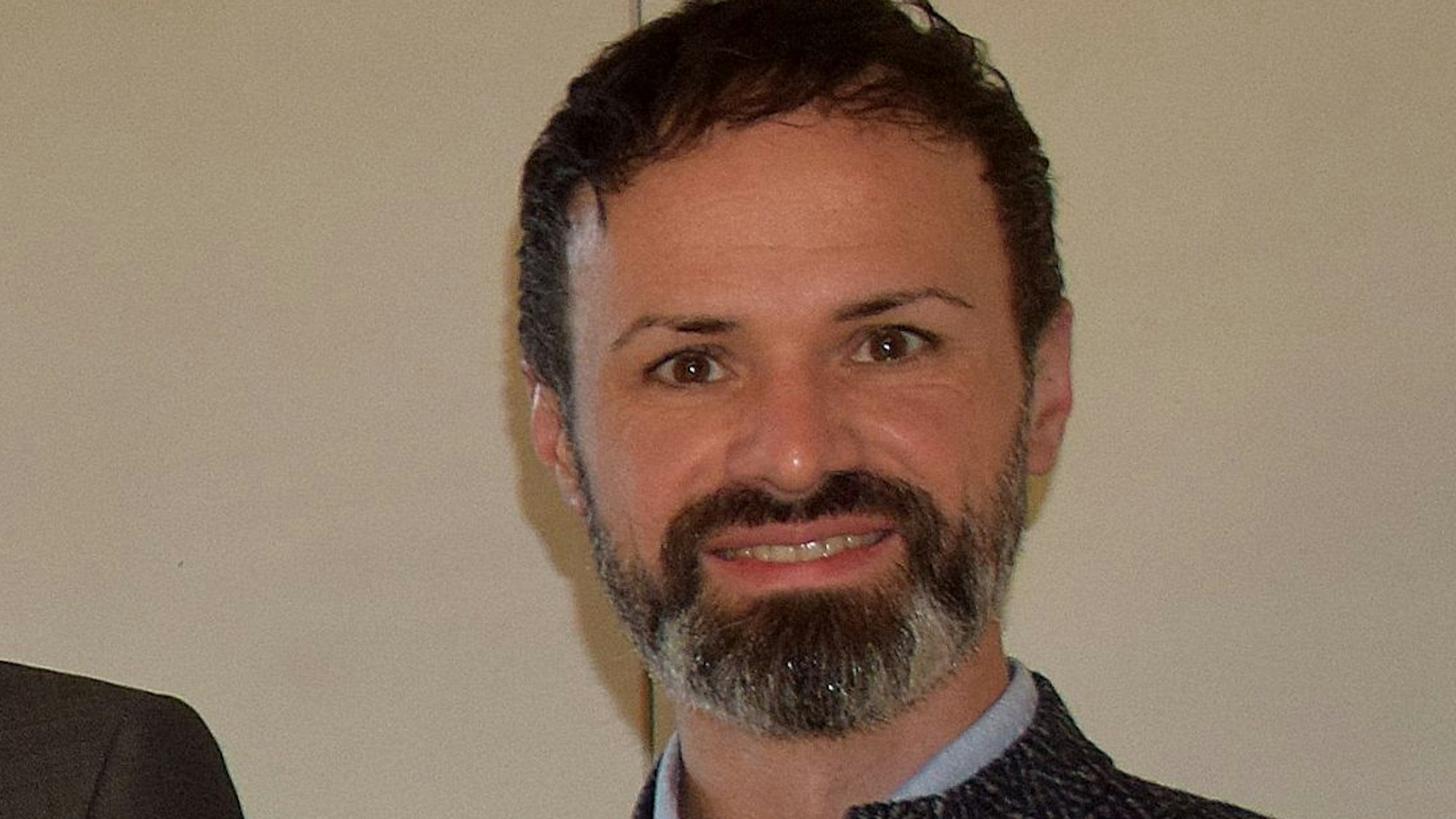 Nico Heinrich im Dezember 2022 bei der Unterzeichnung eines Vertrages mit der e-regio im Alfterer Rathaus