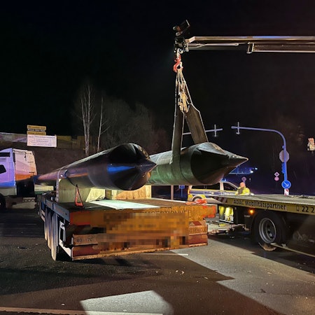 Der Lkw hatte zwei etwa fünf Tonnen schwere Stahlträger geladen, die über die Ladefläche hinausragten.