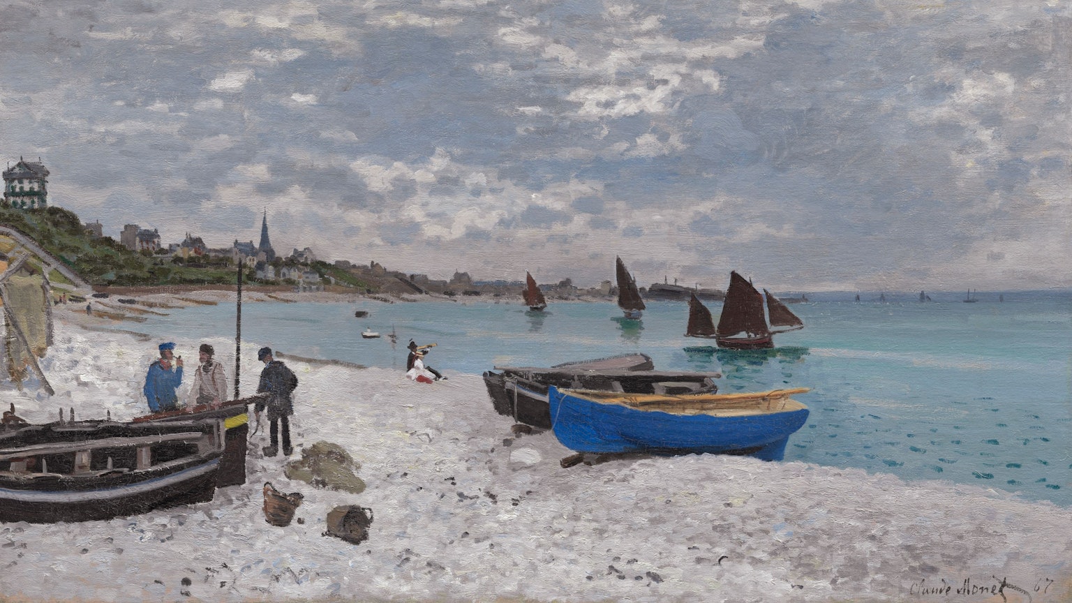 Auf dem Gemälde stehen Boote an einem Strand und Segelboote fahren über das Wasser. Mehrere Personen stehen zusammen.