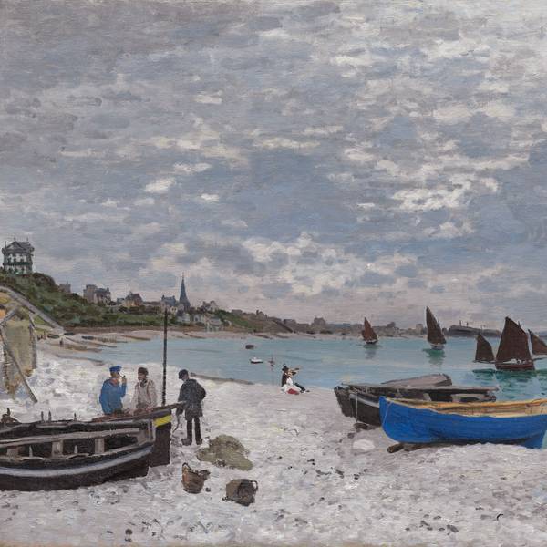 Auf dem Gemälde stehen Boote an einem Strand und Segelboote fahren über das Wasser. Mehrere Personen stehen zusammen.