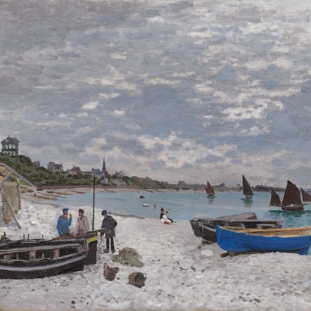 Auf dem Gemälde stehen Boote an einem Strand und Segelboote fahren über das Wasser. Mehrere Personen stehen zusammen.