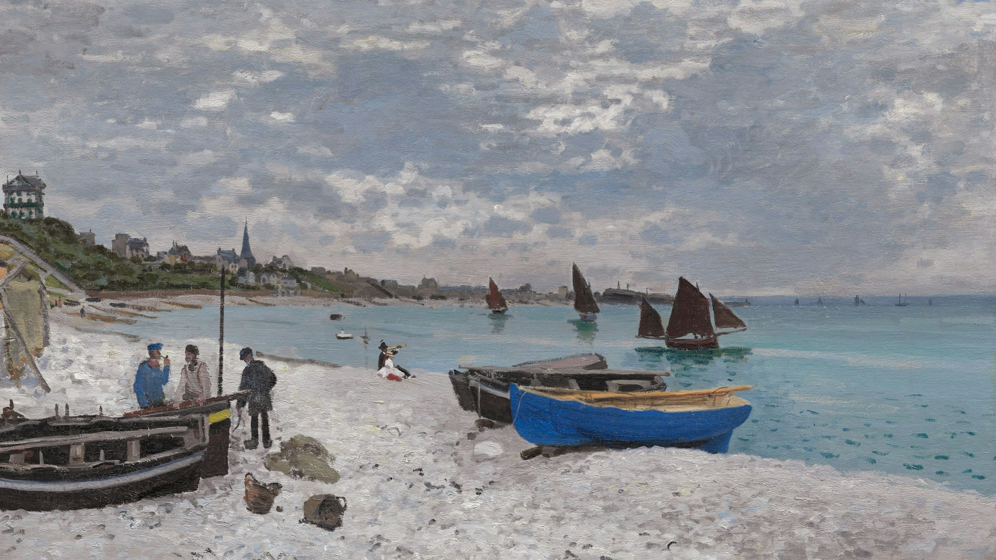 Auf dem Gemälde stehen Boote an einem Strand und Segelboote fahren über das Wasser. Mehrere Personen stehen zusammen.