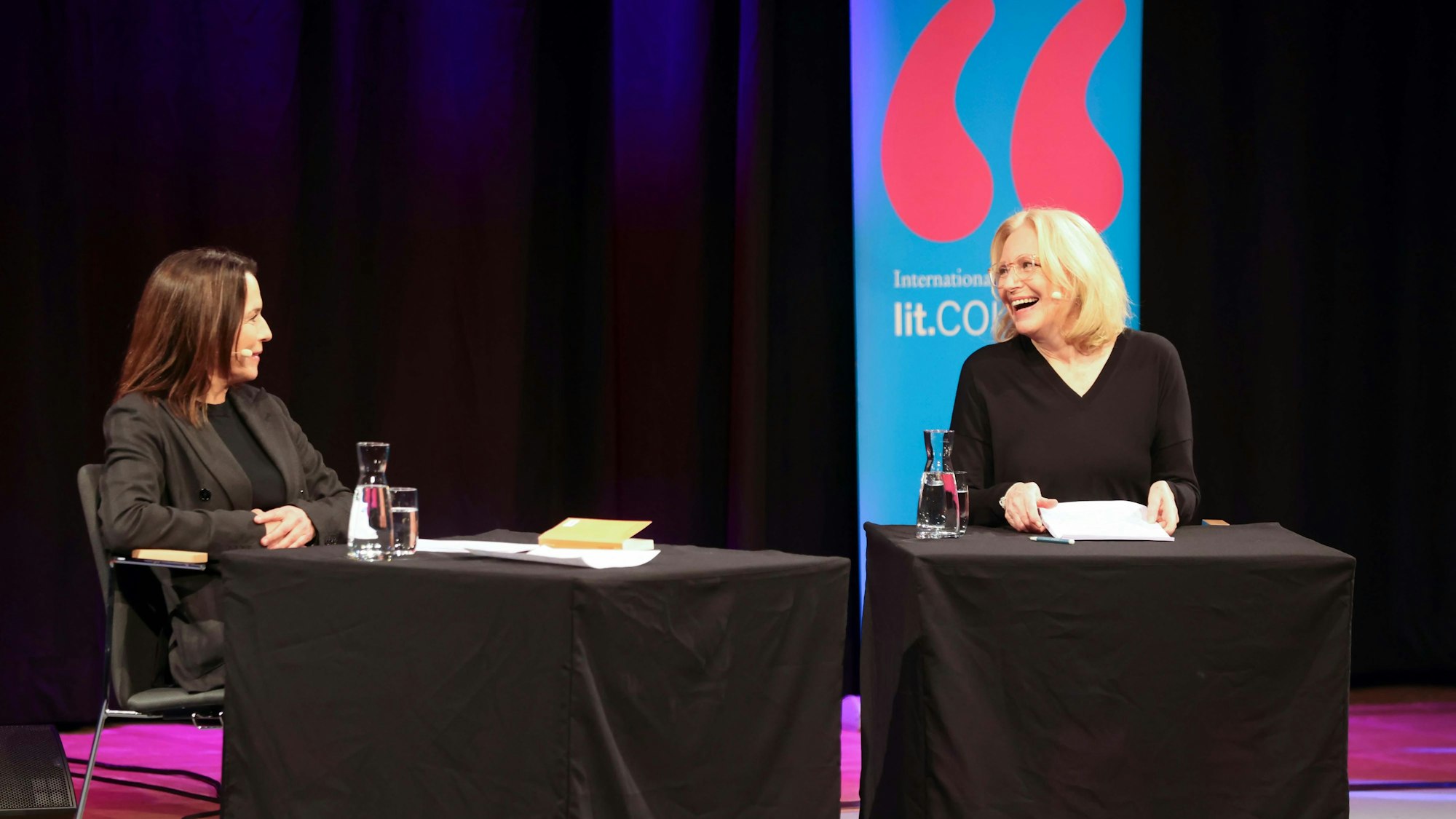Anne Will (links) und Maren Kroymann auf der Bühne der lit.Cologne.