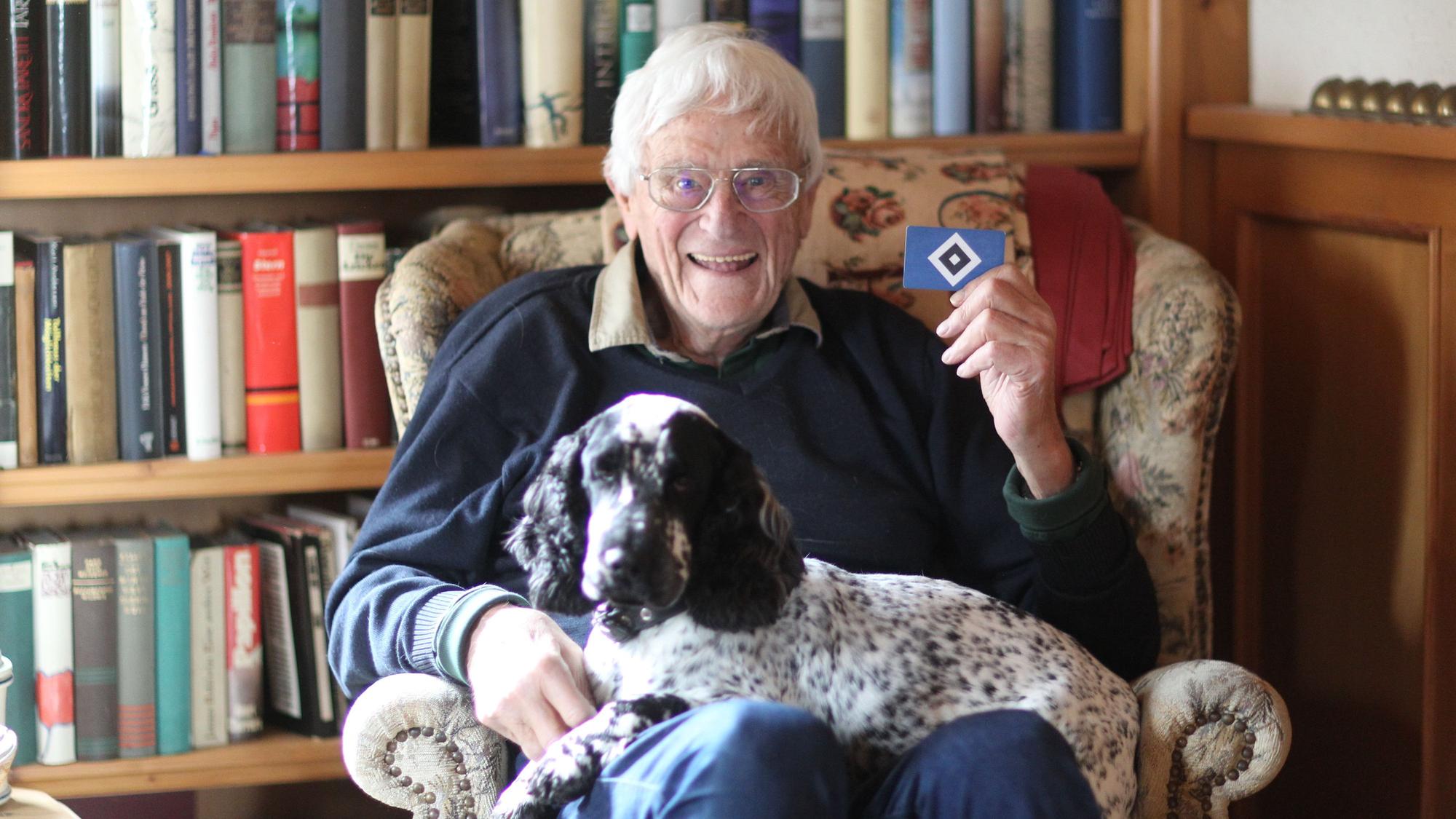 Radio Moderator und WDR-Legende Dietmar Schott (88) ist am Montagabend gestorben.