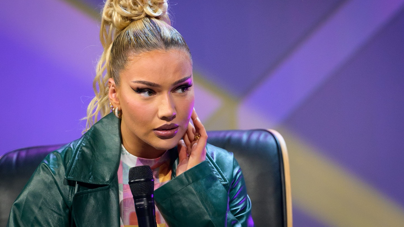 Rapperin Shirin David während eines Talks beim Digital-Festival OMR auf der Bühne.
