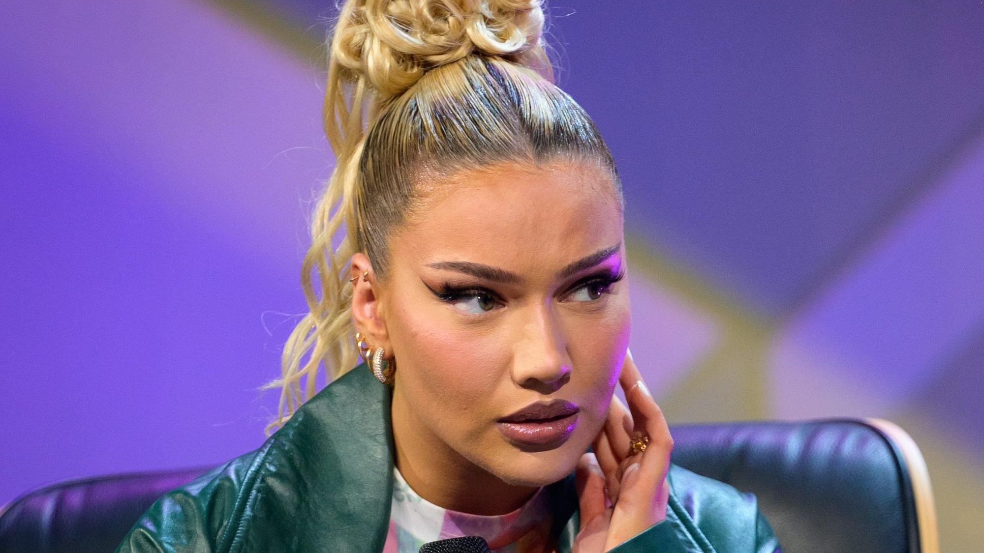 Rapperin Shirin David während eines Talks beim Digital-Festival OMR auf der Bühne.