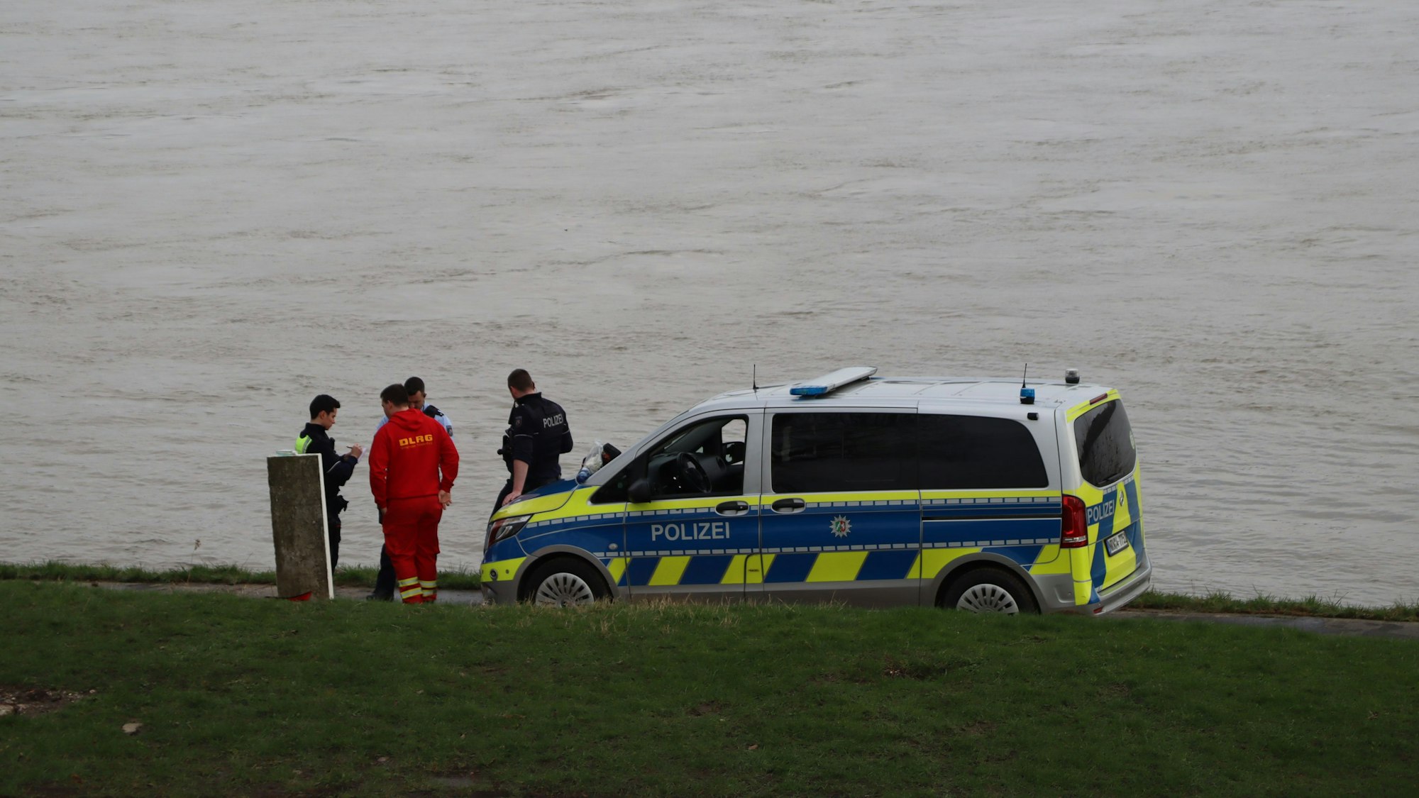 Auf dem Foto sind Einsatzkräfte am Rhein in Wesseling-Urfeld zu sehen.