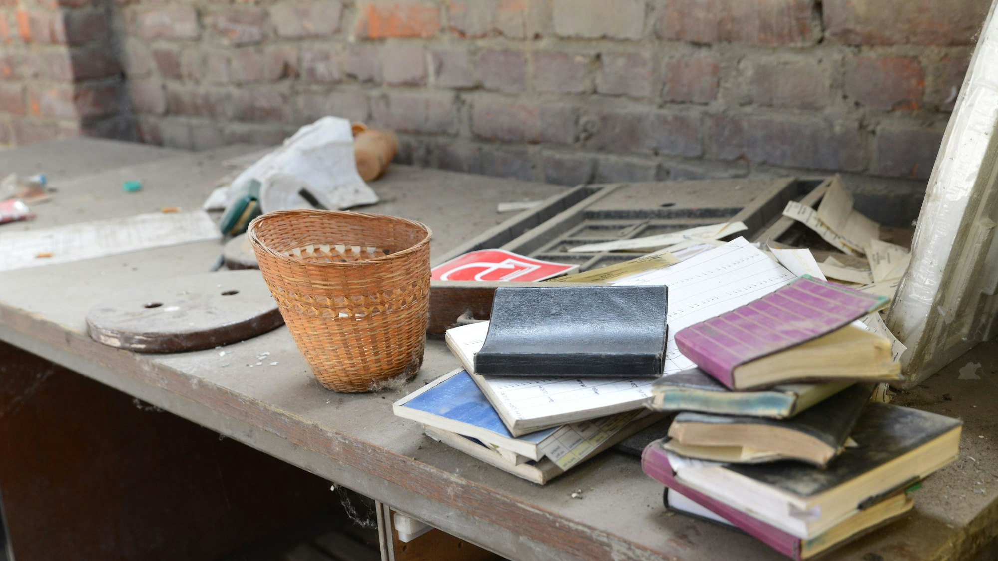 Auf dem Bild sind alte Notizbücher zu sehen, die die Mitarbeiter zurück gelassen haben.