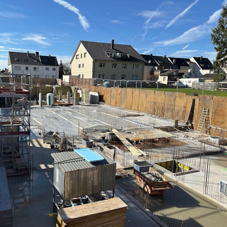 Blick in die Baugrube für eines der neuen Häuser im Projekt Alte Gärtnerei Menden.