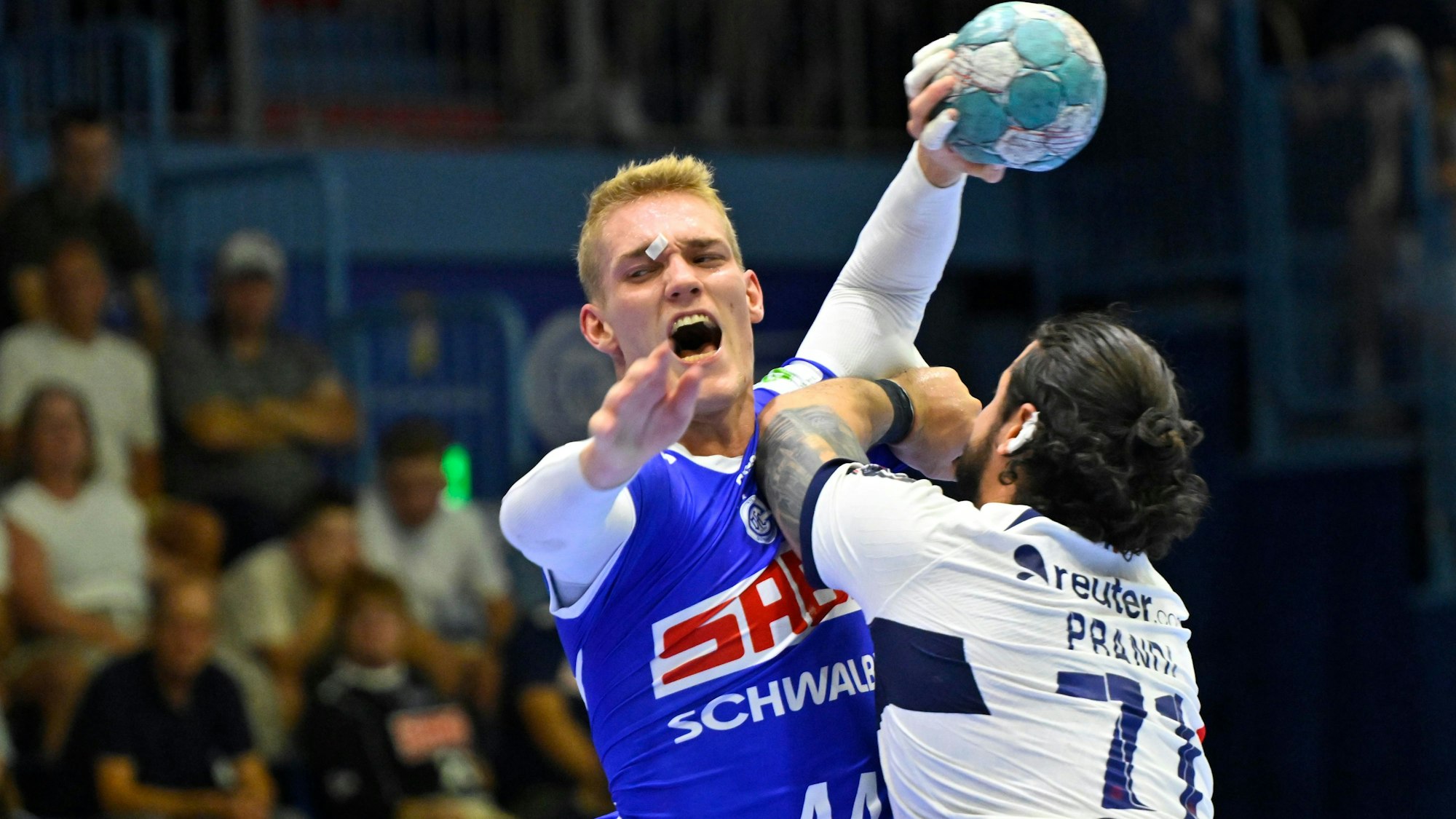 Tom Jansen versucht sich gegen Elohim Prandi von Paris Saint-Germain durchzusetzen.