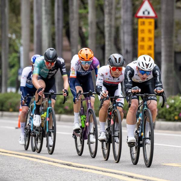 Julian Borresch bei der Tour de Taiwan im Pulk auf Platz vier.