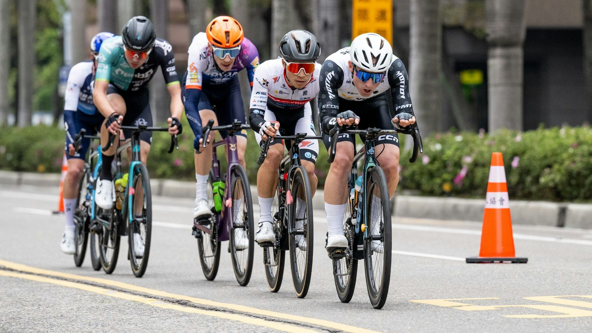 Julian Borresch bei der Tour de Taiwan im Pulk auf Platz vier.