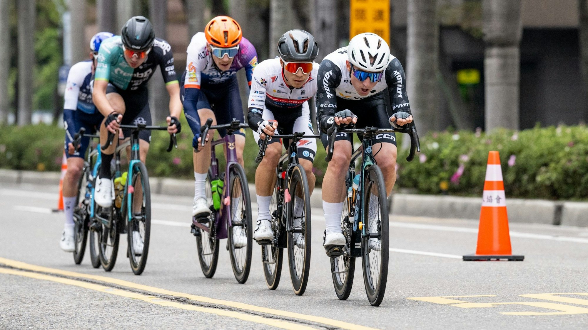 Julian Borresch bei der Tour de Taiwan im Pulk auf Platz vier.