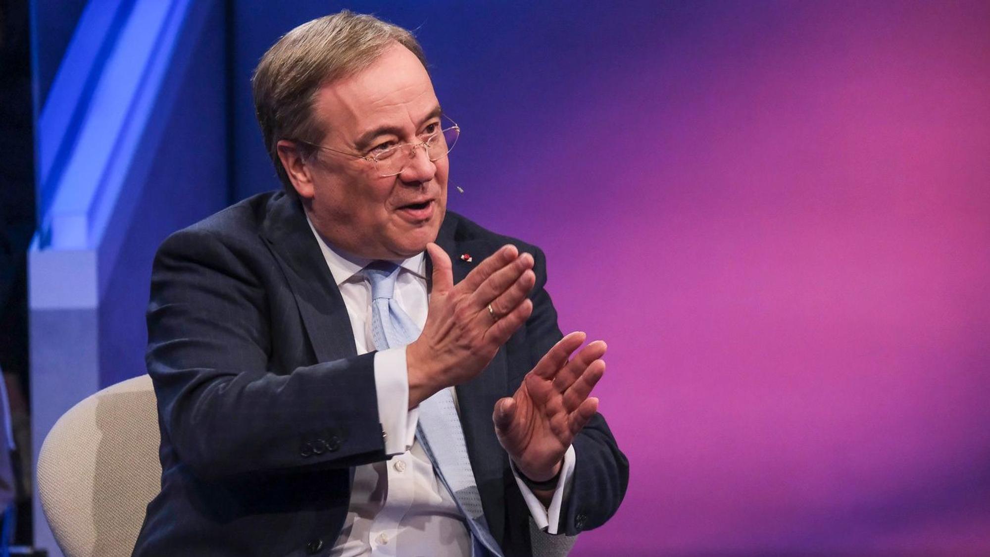 Der ehemalige CDU-Kanzlerkandidat Armin Laschet sitzt in der Talkshow „Maischberger“ von Moderatorin Sandra Maischberger und disktutiert über den Ukraine-Krieg.