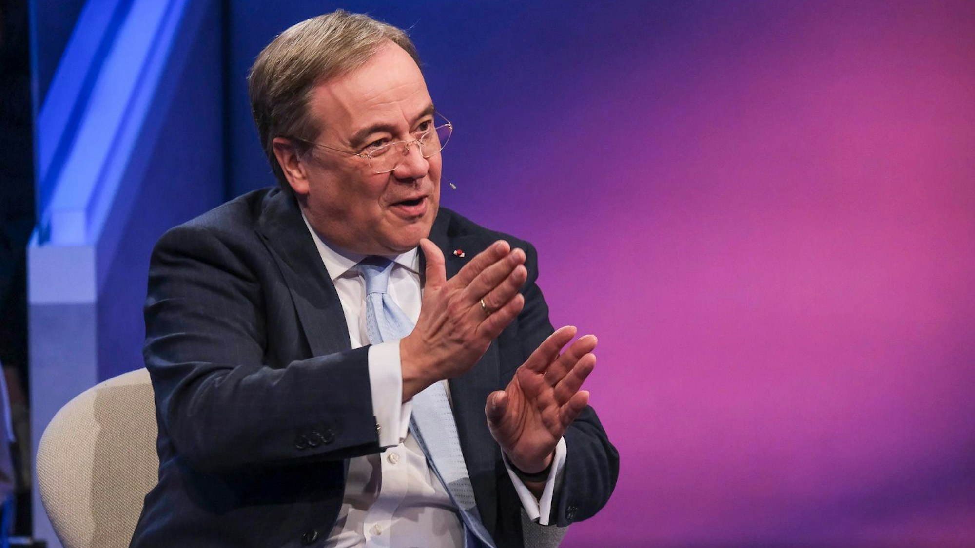 Der ehemalige CDU-Kanzlerkandidat Armin Laschet sitzt in der Talkshow „Maischberger“ von Moderatorin Sandra Maischberger und disktutiert über den Ukraine-Krieg.