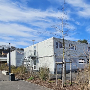 Blick auf die Containeranlage mit den Klassenräumen.