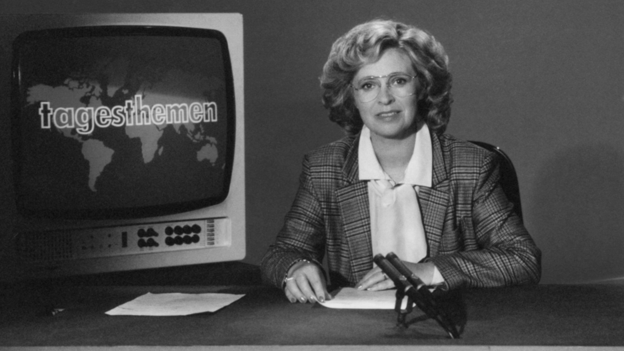 Baden-Baden: Die damalige „Tagesthemen“-Moderatorin Hannelore Gadatsch sitzt in Schwarz-weiß-Aufnahme im Studio.