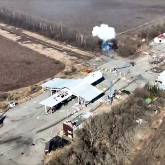 Eine vom russischen Verteidigungsministerium veröffentlichte Aufnahme soll einen zerstörten Panzer der Anti-Putin-Milizen in der Region Belgorod zeigen.