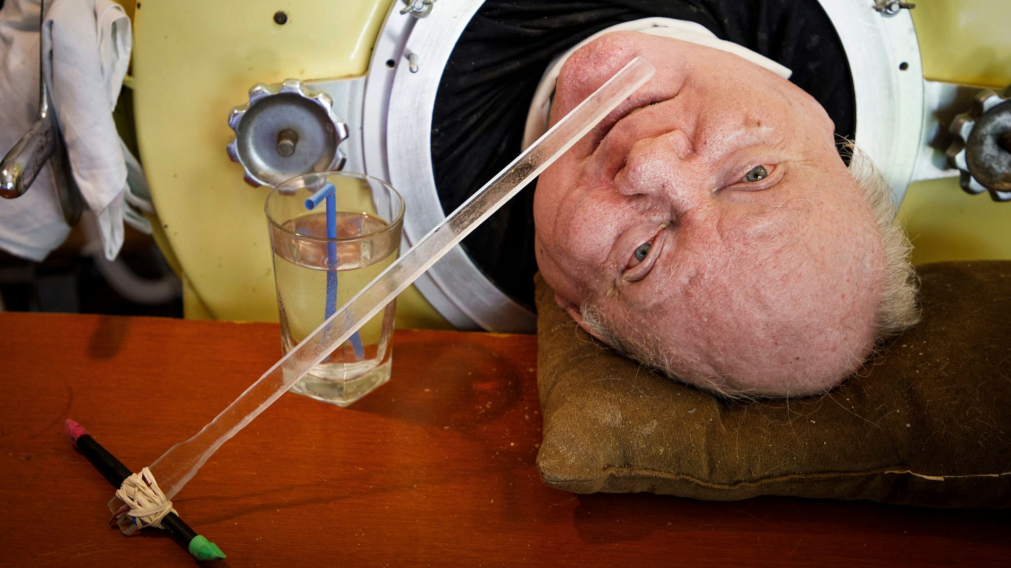 Paul Alexander blickt aus seiner eisernen Lunge in seinem Haus. (Archivbild)