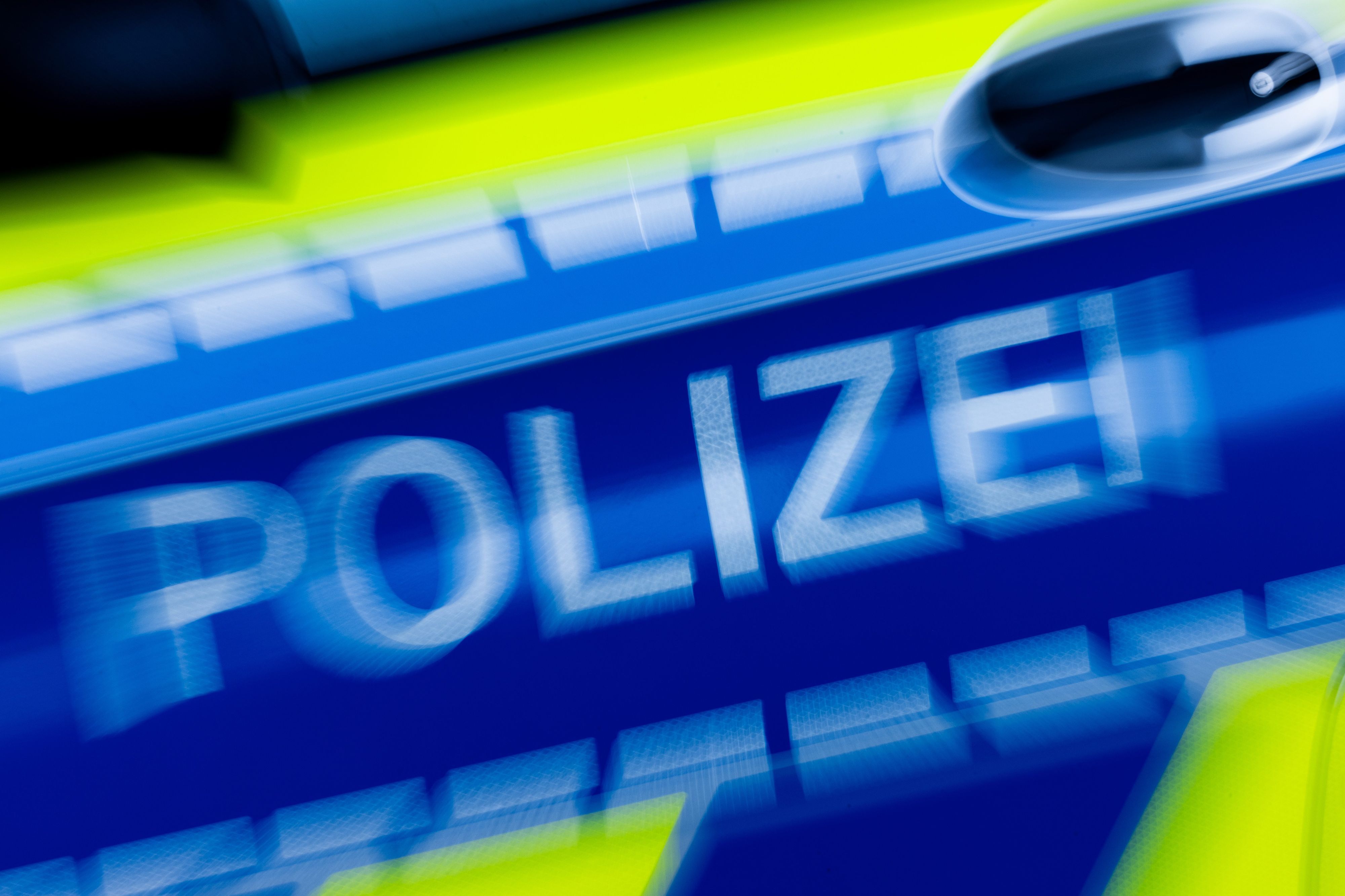 Der Schriftzug „Polizei“ ist auf einem Einsatzfahrzeug zu sehen.