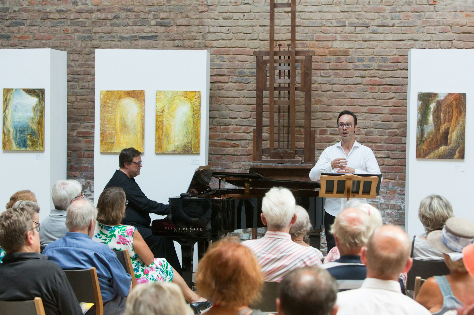 Nico Heinrich als Sänger zusammen mit Peter Bortfeldt (Klavier) bei den Wachtberger Kulturwochen 2018 im Atelier von Michael Franke in Gimmersdorf.