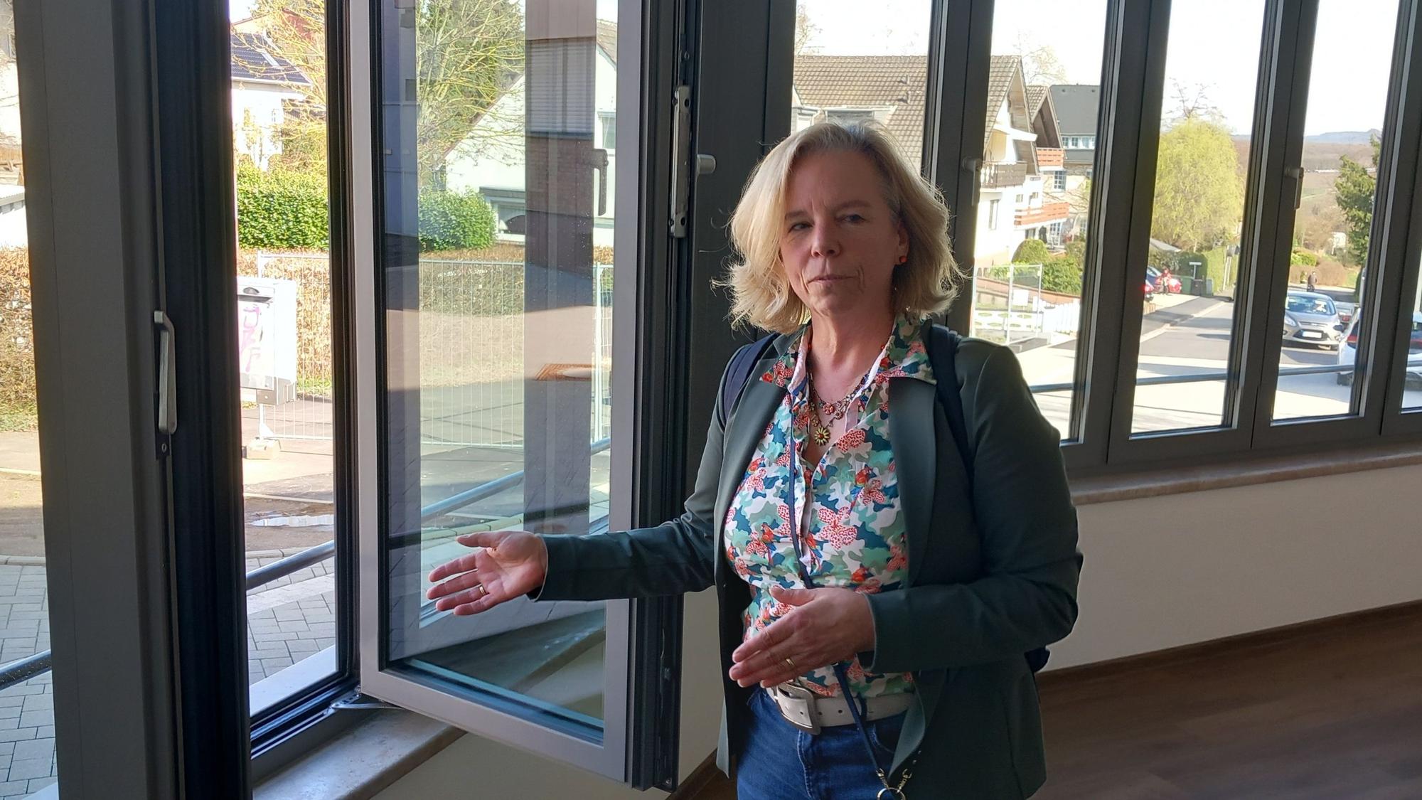 Architektin Katharina Chatterjee demonstriert: Fenster lassen sich zum besseren Kontakt mit dem Dorf öffnen.