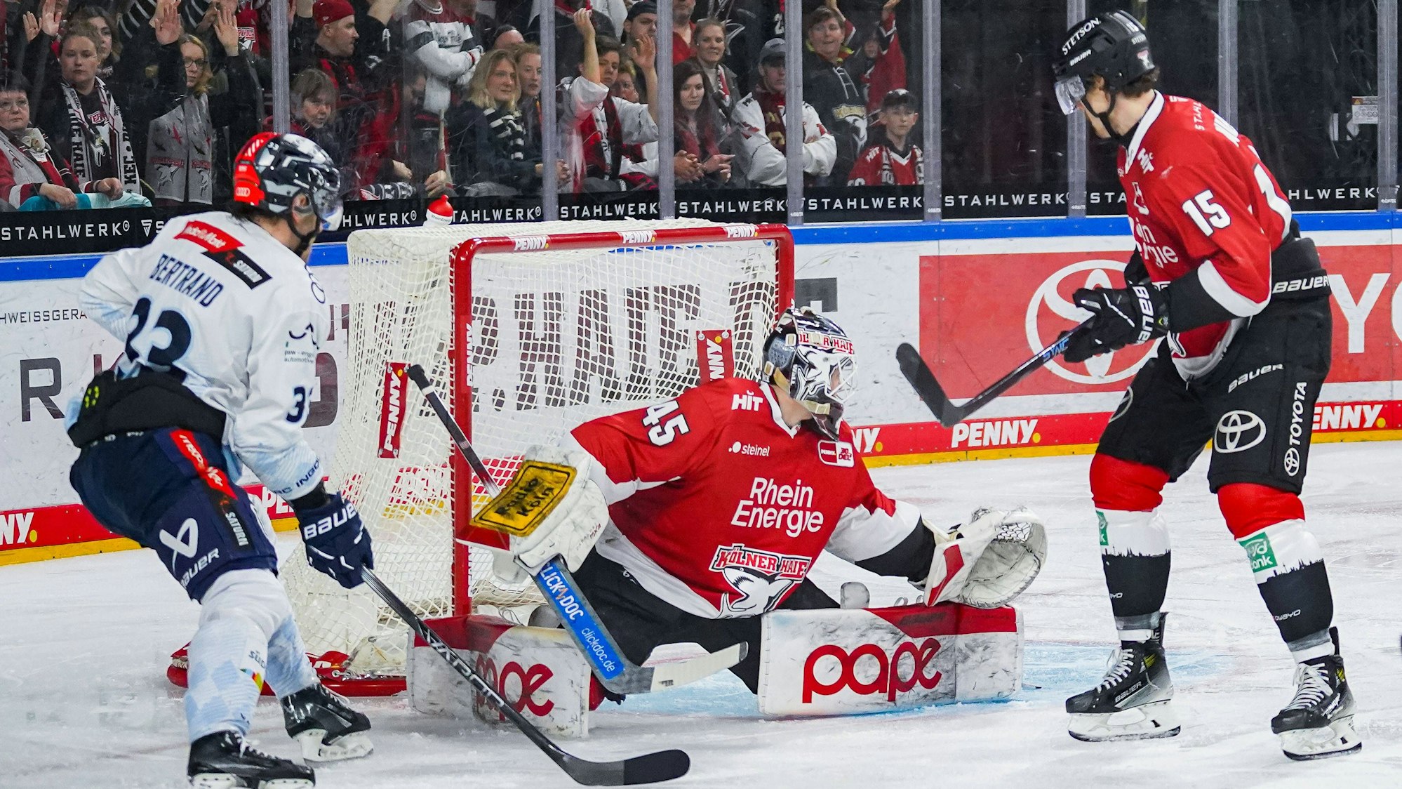 Früher Schock. Ingolstadt erzielt das 0:1. Haie-Torwart Tobias Ancicka ist chancenlos.