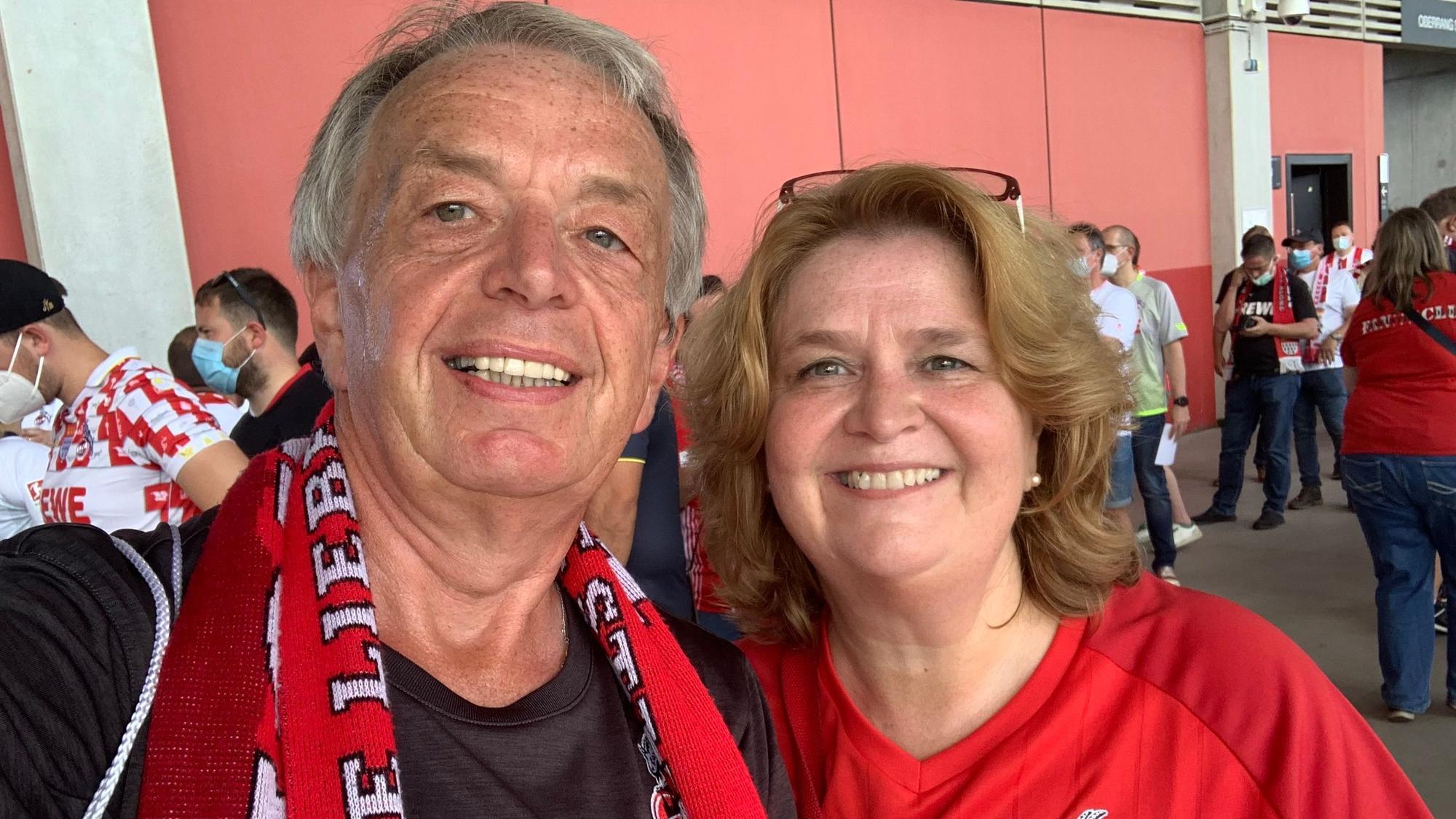 Martina Band und ihr Bruder in den Vereinsfarben des FC.
