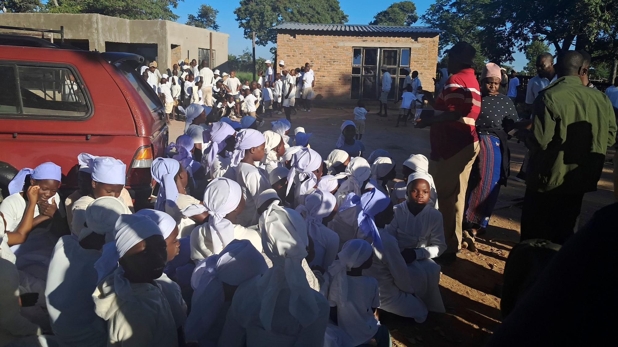 Harare: Kinder werden auf dem Grundstück einer Sekte zusammengetrieben.