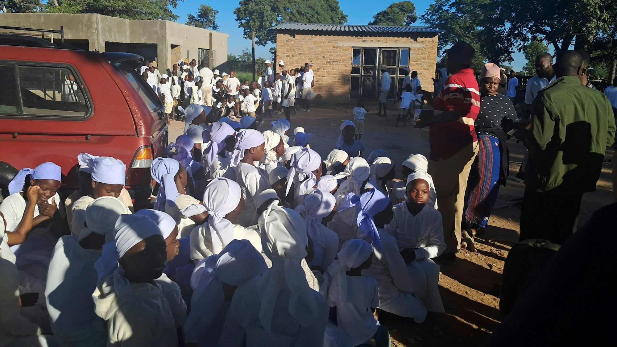 Harare: Kinder werden auf dem Grundstück einer Sekte zusammengetrieben.