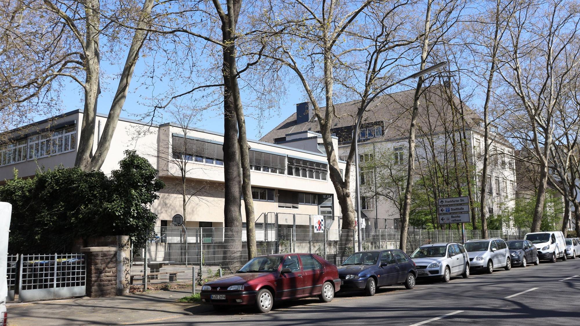 Blick auf das Hölderlin-Gymnasium an der Graf-Adolf-Straße in Mülheim