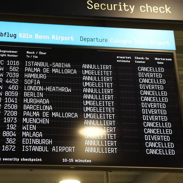 Die Anzeigentafel der Abflüge am Flughafen Köln/Bonn zeigt etliche annullierte oder umgeleitete Flüge an.