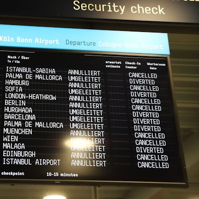 Die Anzeigentafel der Abflüge am Flughafen Köln/Bonn zeigt etliche annullierte oder umgeleitete Flüge an.