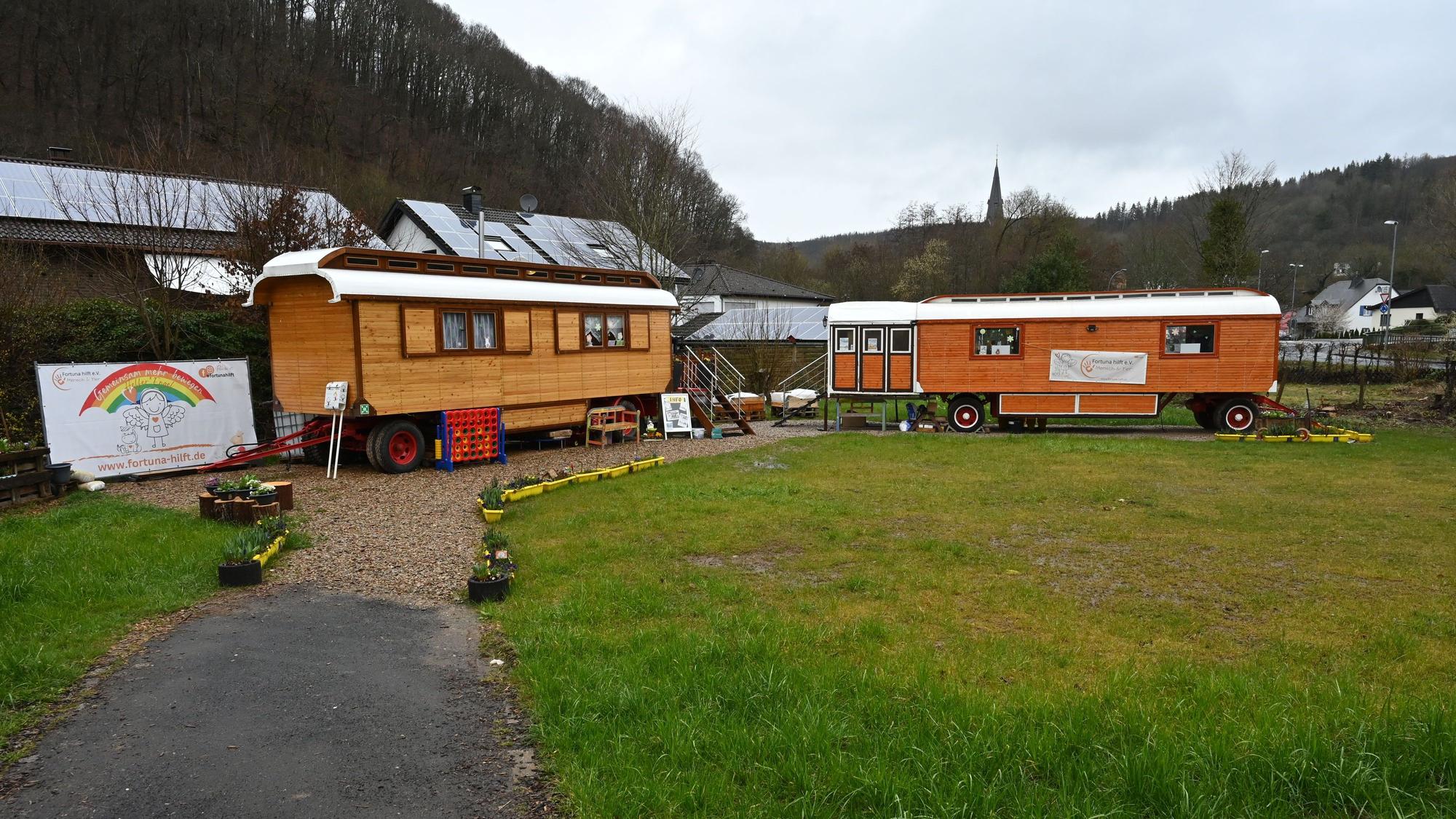 Zwei Zirkuswagen stehen auf einer Wiese in Gemünd. Darin wird der Malzirkus für Kinder aus von der Flutkatastrophe betroffenen Familien angeboten.