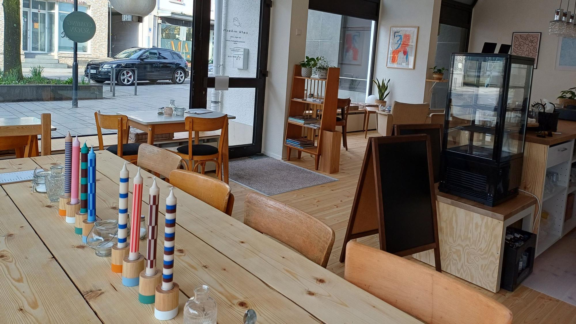 Die Möbel sind allesamt gebraucht, immerhin soll das Café vor allem nachhaltig sein.