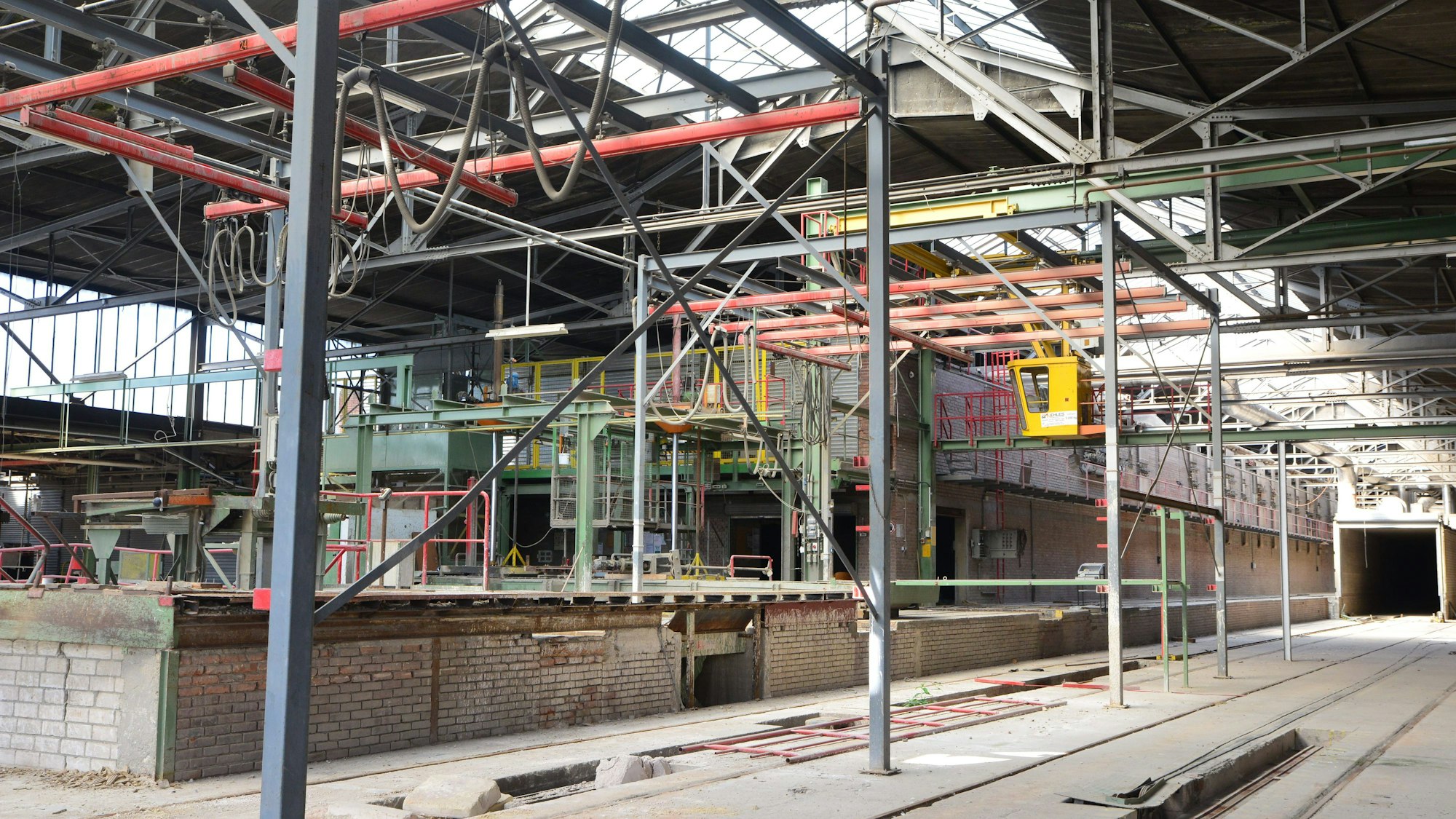 Auf dem Bild ist eine alte Anlage in den Werkshallen zu sehen.