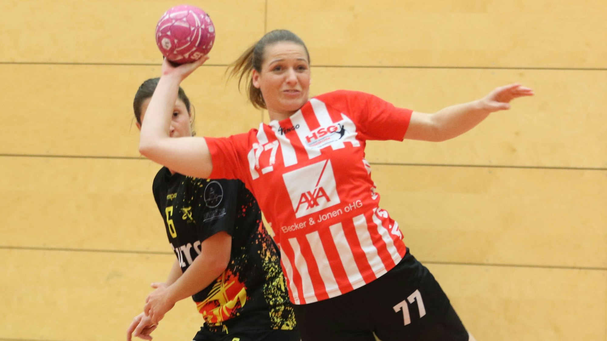 Jessica Springer, hier in der Partie gegen Oberwiehl, setzt zum Torwurf an.