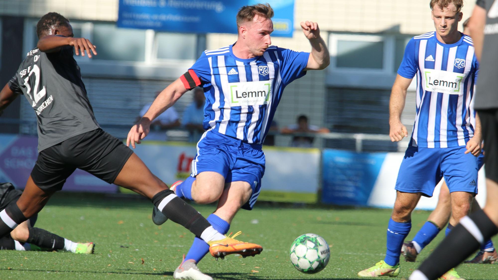 Robin Zimmer lässt JSG-Erft-Spieler Prince Yoka stehen.