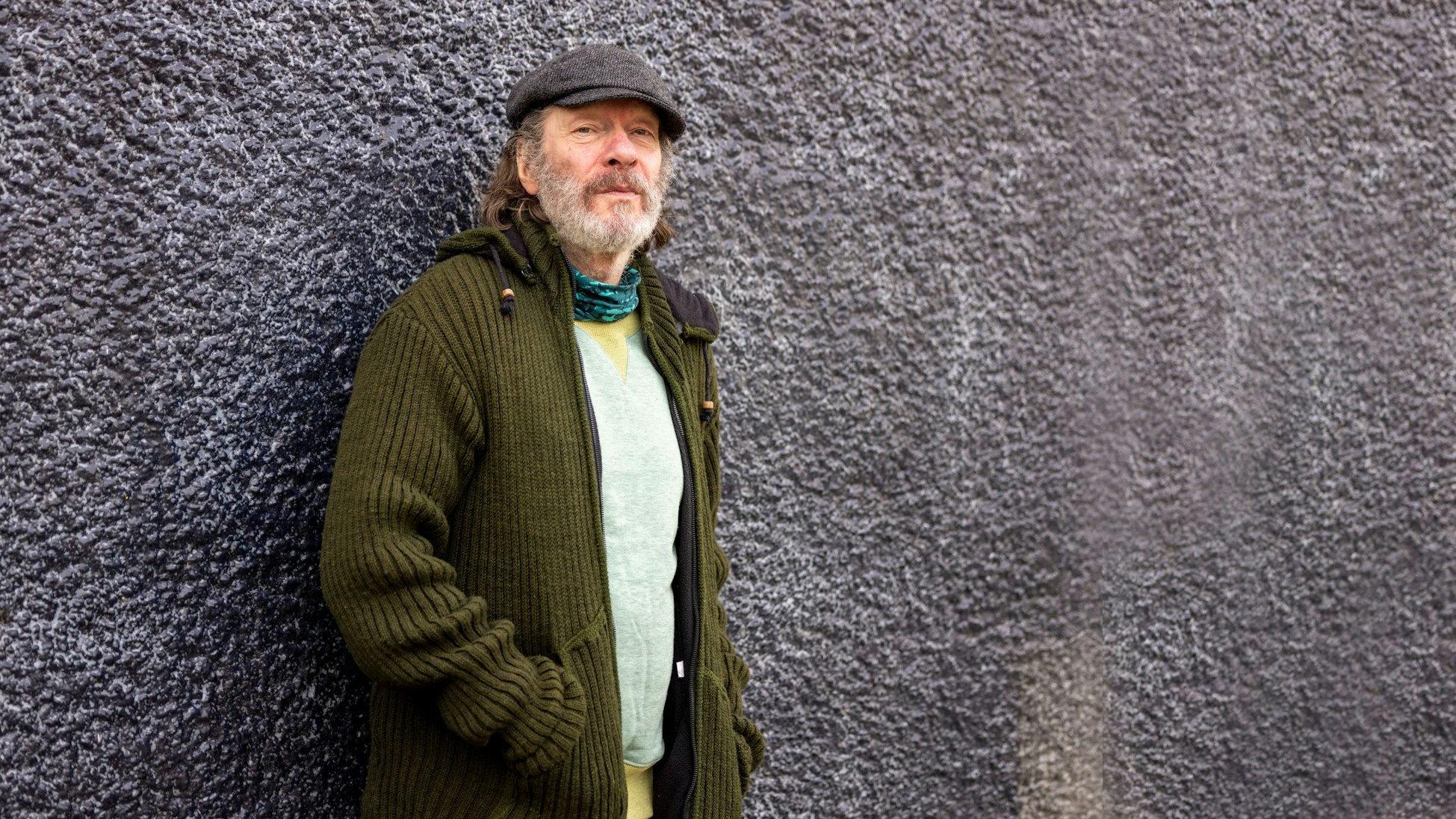 Gerd Köster steht an eine Wand gelehnt.