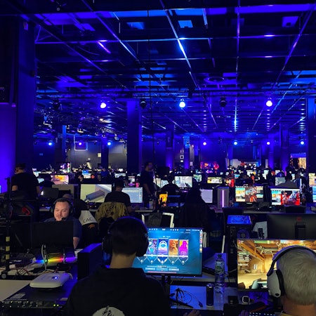 Blick in die volle Halle der ersten Gamescom Lan in der Koelnmesse.