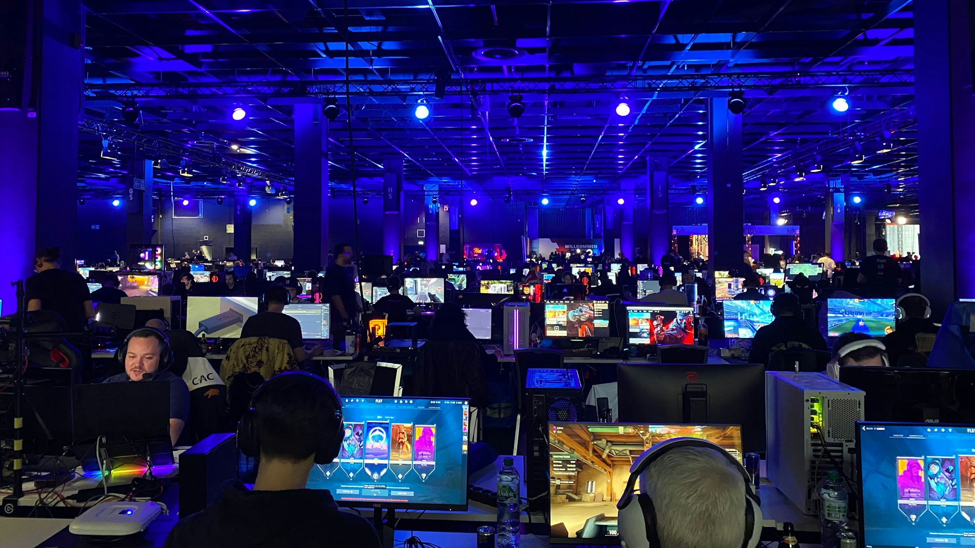 Blick in die volle Halle der ersten Gamescom Lan in der Koelnmesse.