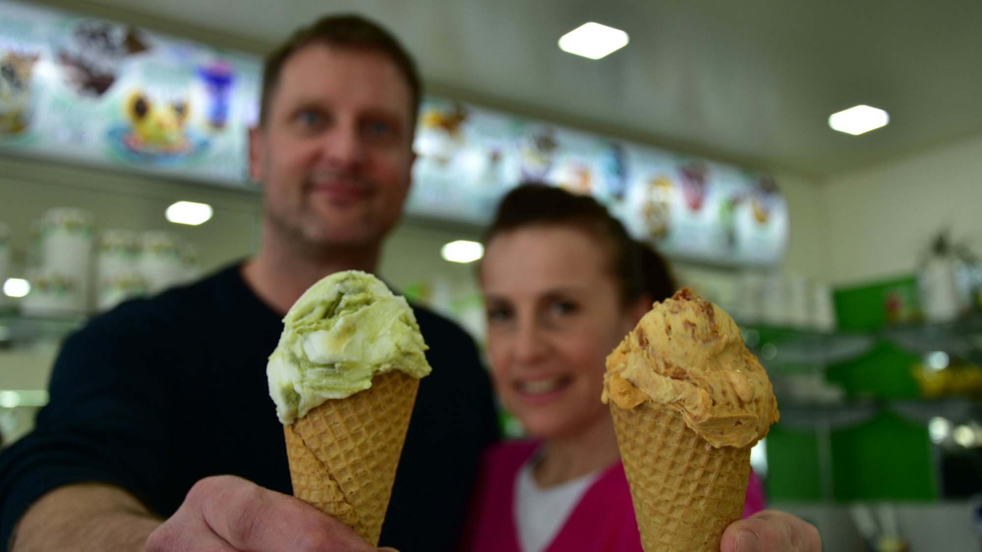 Test Eisdielen, Eiscafé Panciera in Neunkirchen: am beliebtesten sind derzeit die neuen Kreationen La Deliziosa (l.) mit Ricotta und Pistazie sowie Joghurt-Salzkaramell (r.). Das Ehepaar Francesco Provvedi und Sonia Becchetti betreibt den Laden