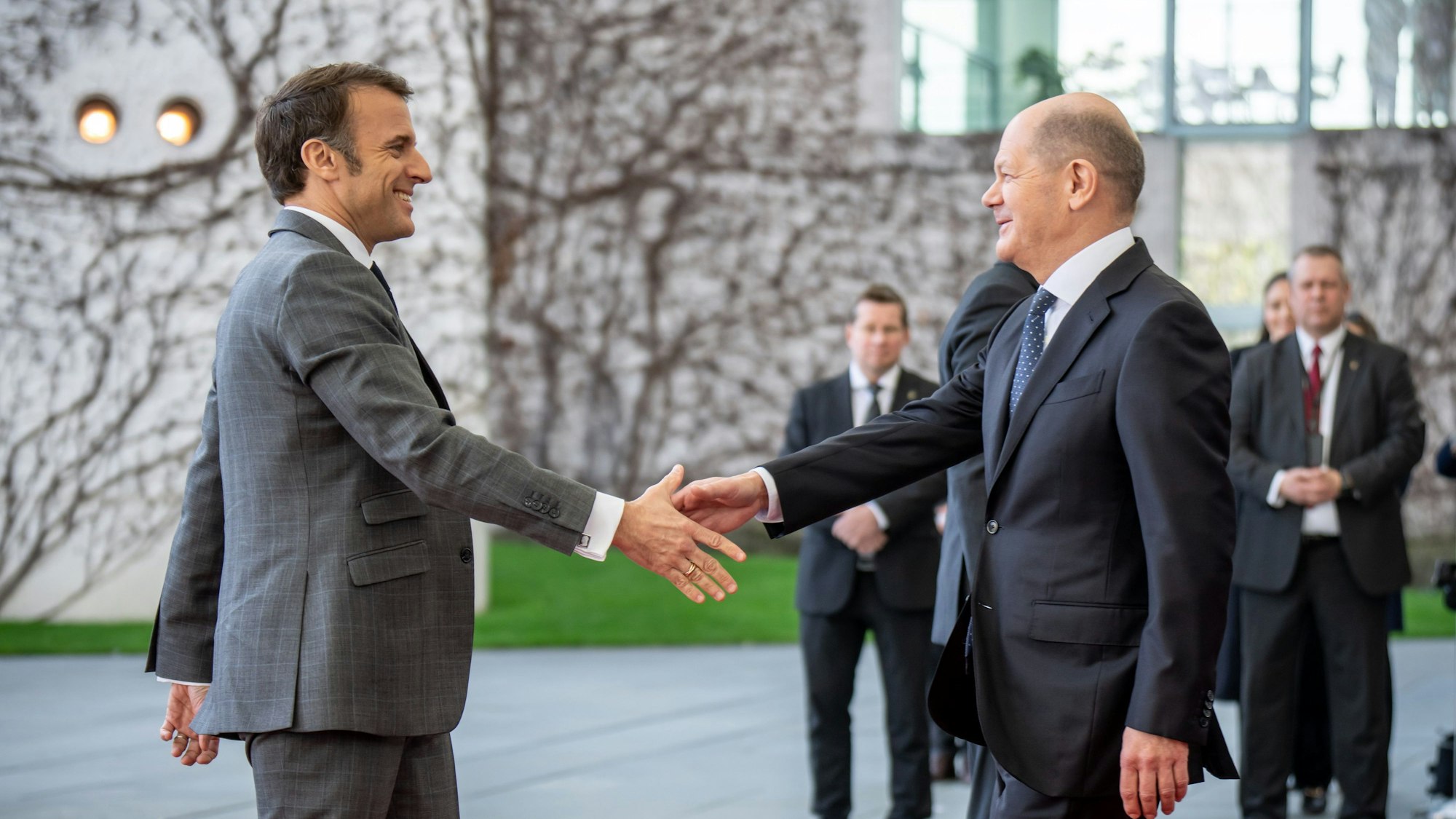 Bundeskanzler Olaf Scholz (SPD, r) begrüßt Emmanuel Macron, Präsident von Frankreich.