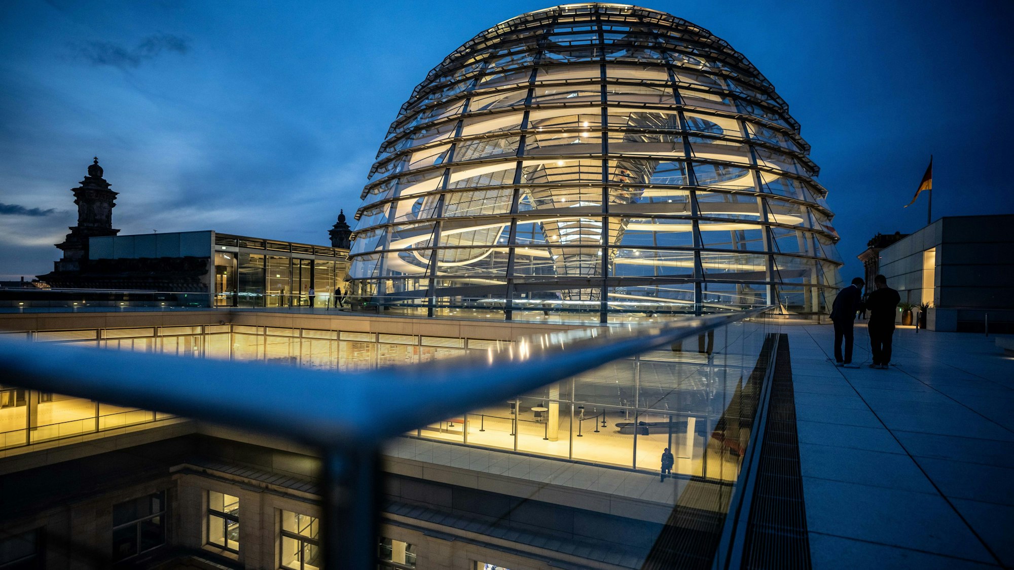 Der Deutsche Bundestag im Reichstagsgebäude mit der gläsernen Kuppel.