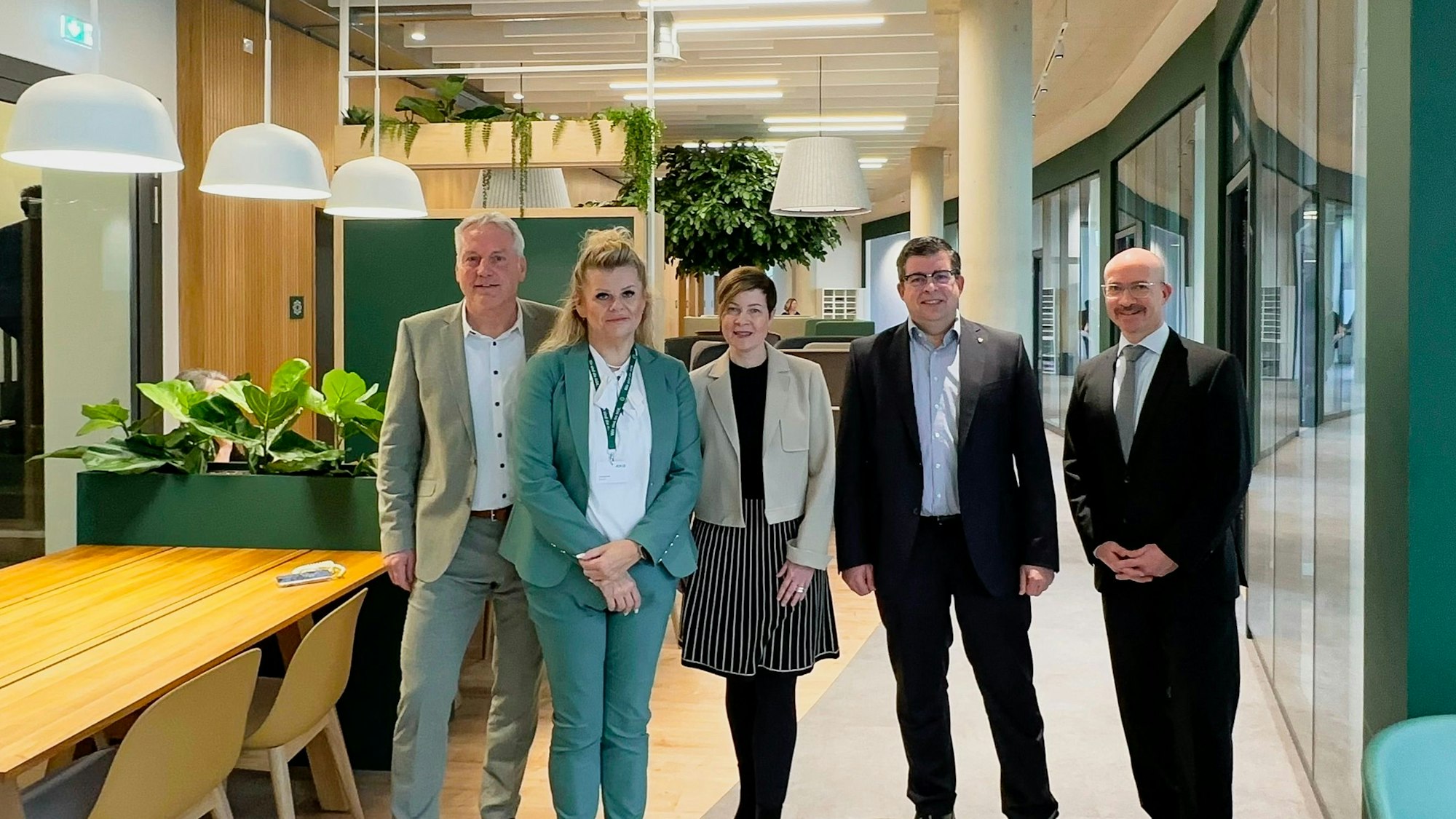 Mehrere Personen stehen in den neuen Räumen.